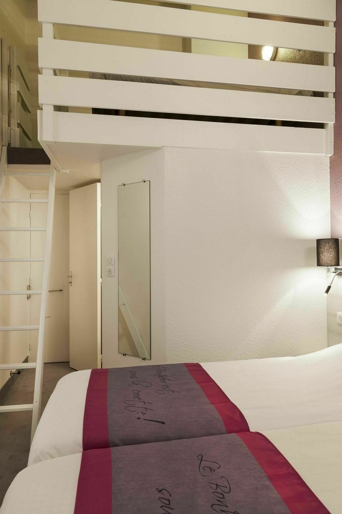 Kyriad Lille Est - Villeneuve D'Ascq Екстериор снимка